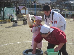 20170127　伊予幼稚園　餅つき (2).jpg
