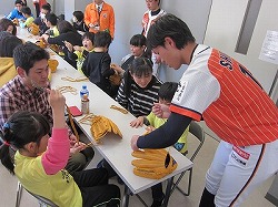 20170219　宇和島親子グラブづくりHP用 (9).jpg