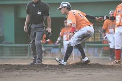 10新井の犠飛で岡村生還.jpg