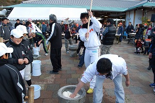 s-①元気に餅をつく入野.jpg